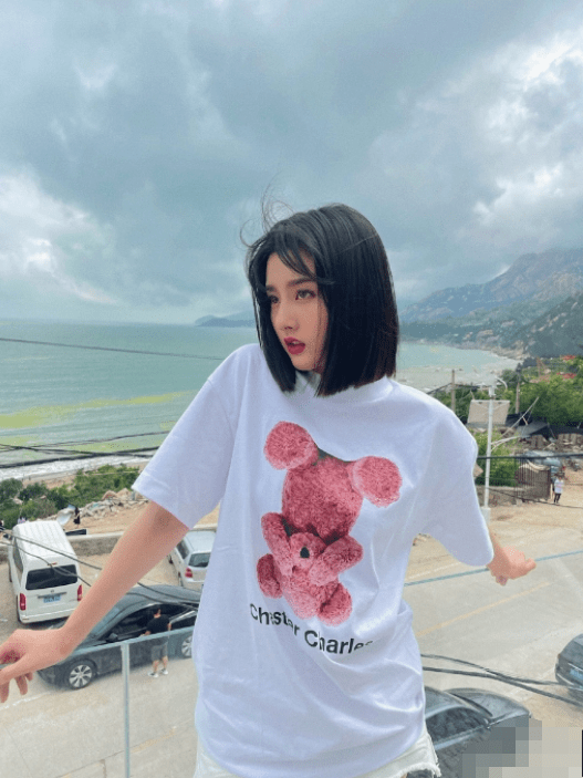 宋祖儿穿真丝露背吊带裙超迷人 性感满分