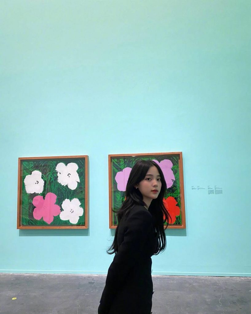 欧阳娜娜夏日看展 和＂自己＂合影俏皮可爱