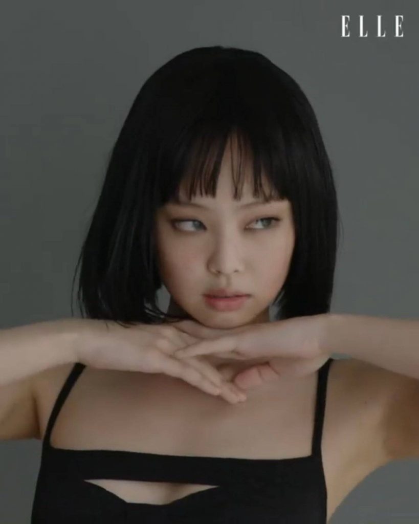 JENNIE短发造型曝光 黑发齐刘海甜美酷飒