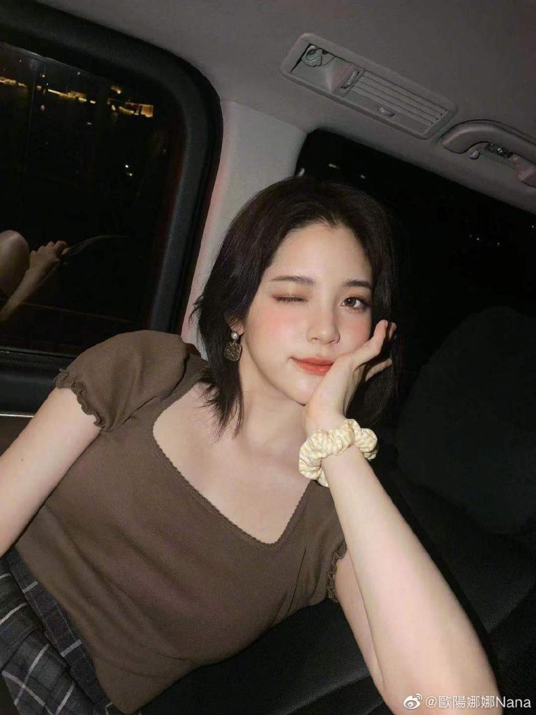 欧阳娜娜晒短发自拍 对镜wink卖萌可爱十足