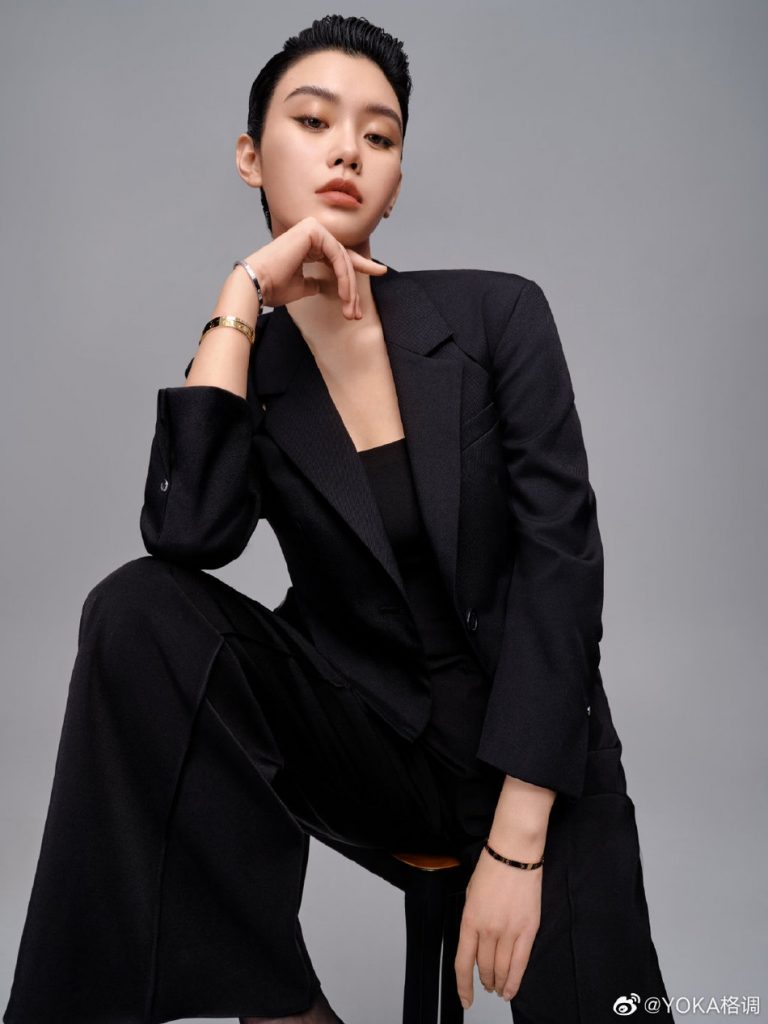 奚梦瑶时尚大片曝光 穿西服梳背头优雅复古
