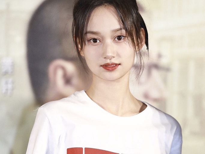 不愧是＂艺考状元＂!夏梦穿白衣红裙灿笑迷人