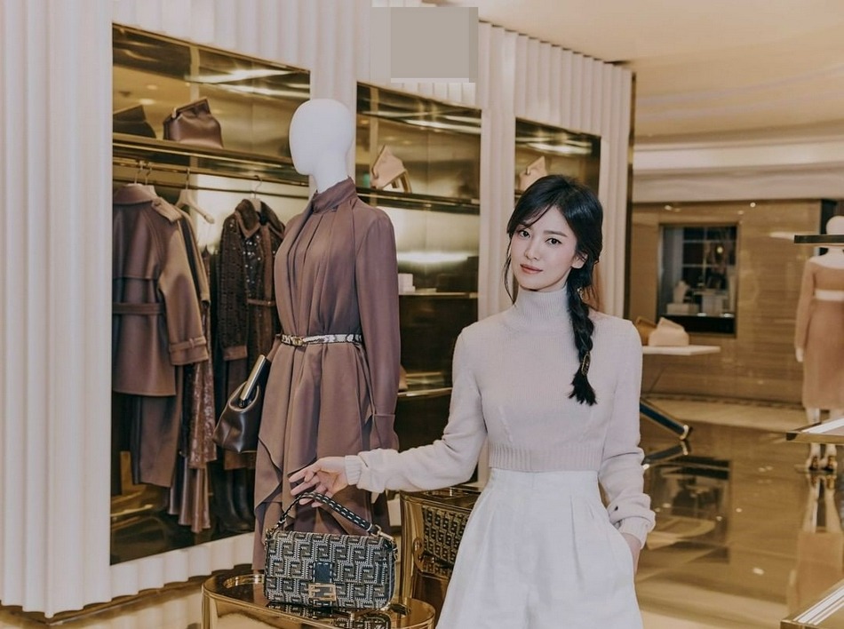 “冻龄女神”宋慧乔扎麻花辫 少女感十足
