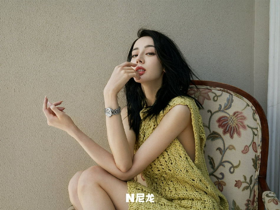 热巴穿吊带裙秀肩颈线条 绝美侧颜好迷人
