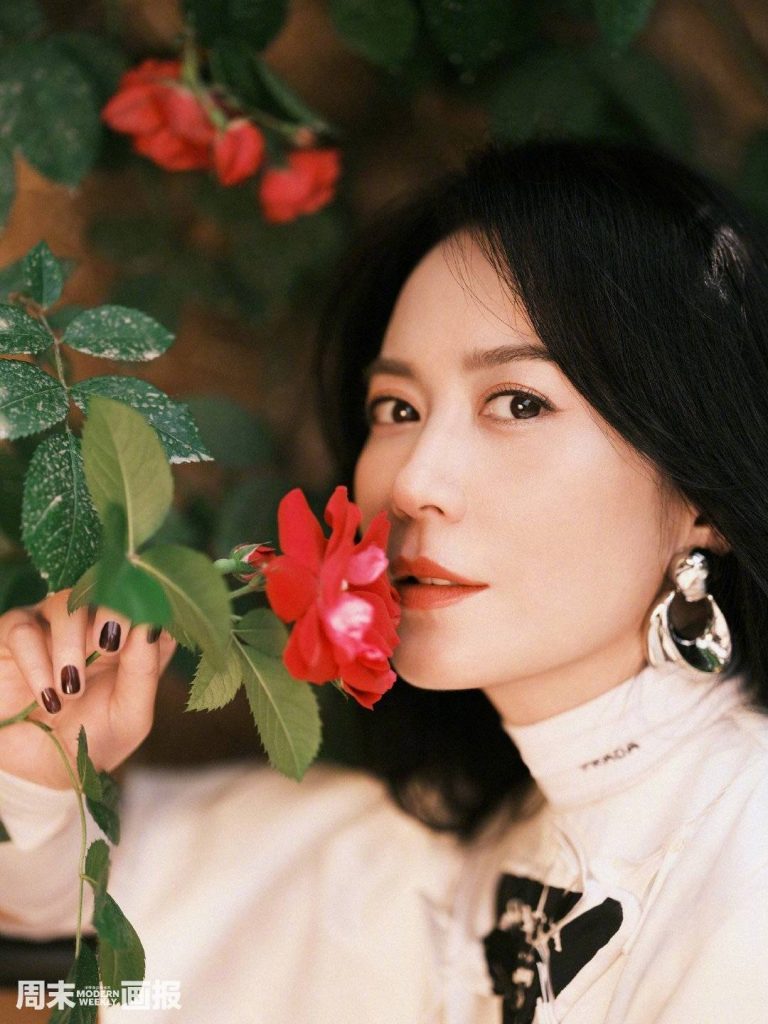 俞飞鸿穿薄纱长裙拍盛夏大片 展女性洒脱美