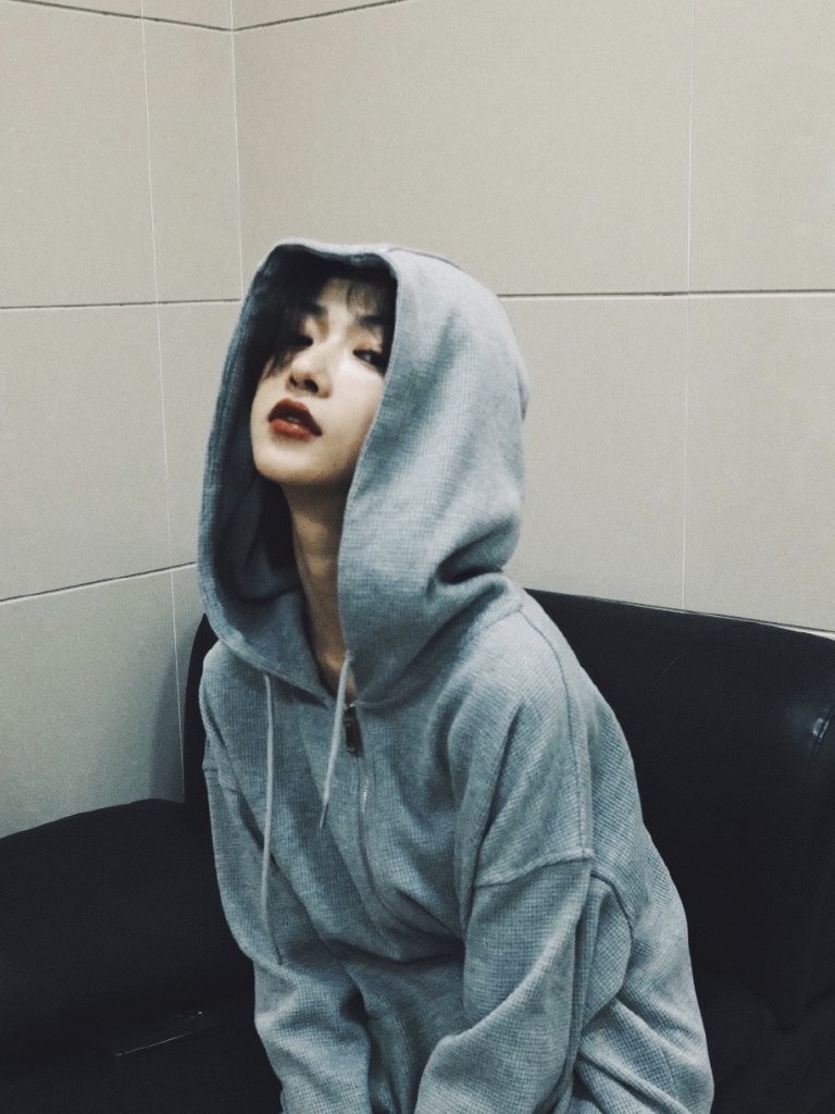 吴谨言晒美照慵懒范十足 下衣失踪秀美腿