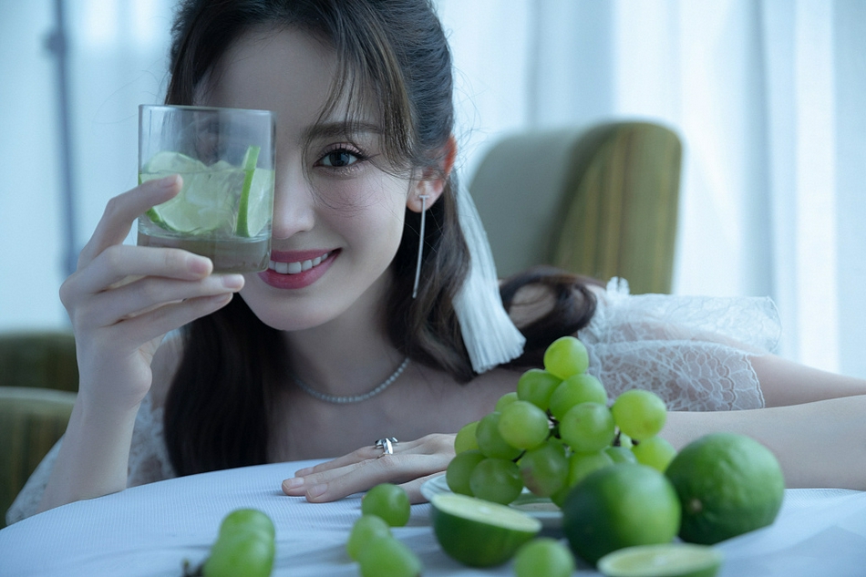 娜扎夏日大片满满清凉感 仙女造型尽显灵动