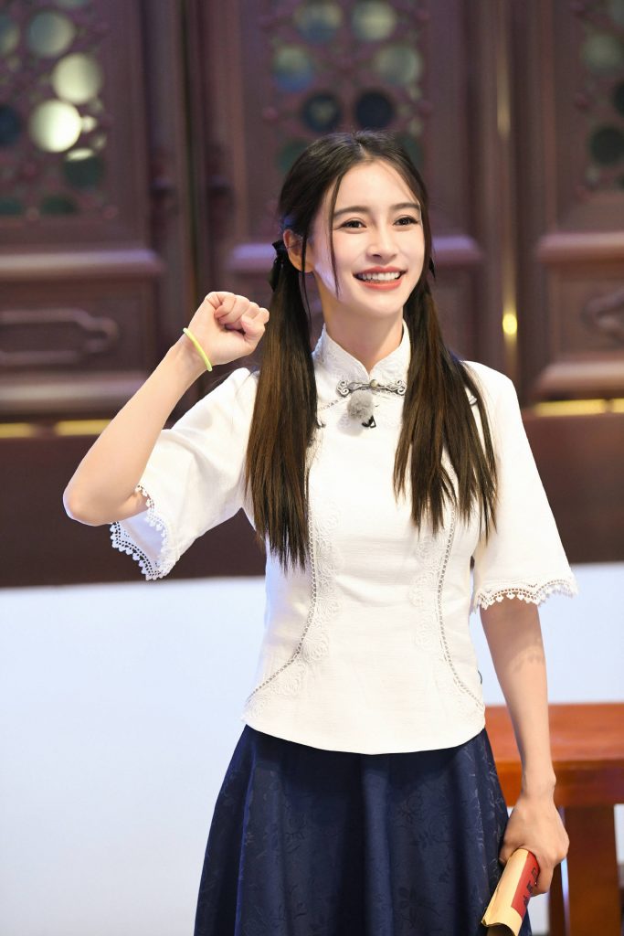 baby变身清纯女学生 绑双马尾少女感满满
