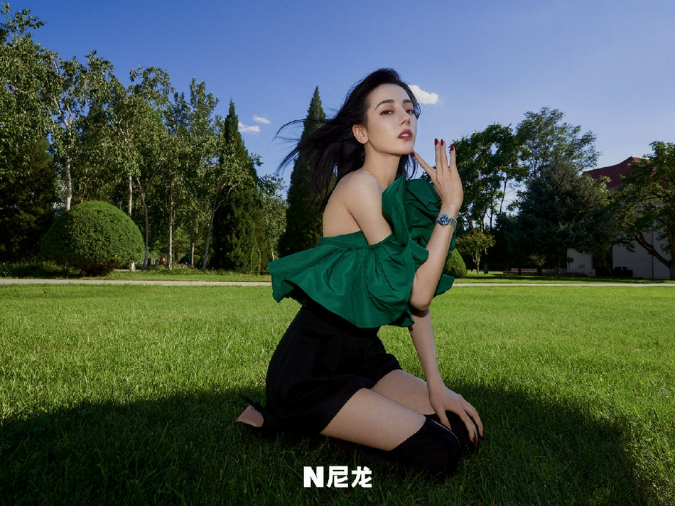 热巴穿吊带裙秀肩颈线条 绝美侧颜好迷人