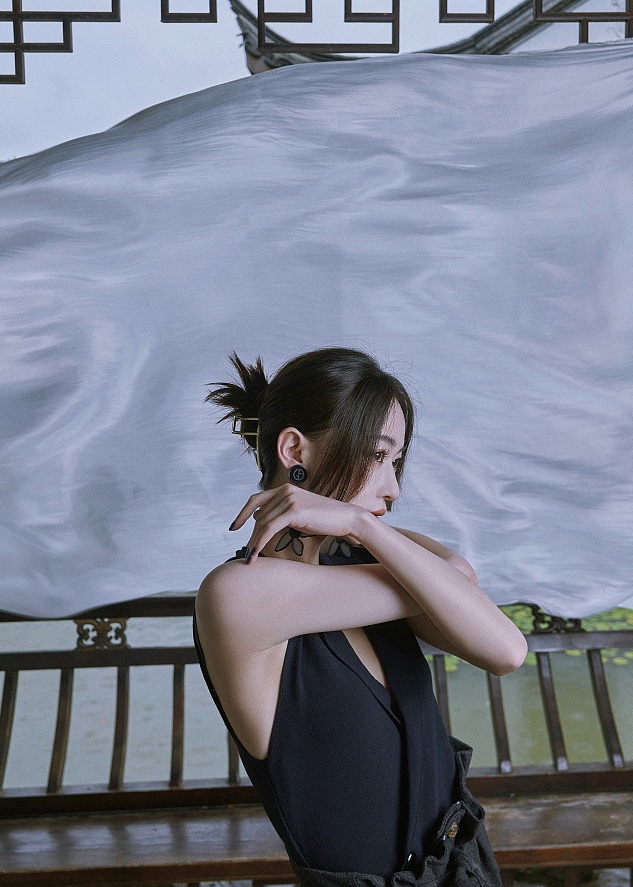 吴谨言雨后园林大片曝光 化身金陵美人