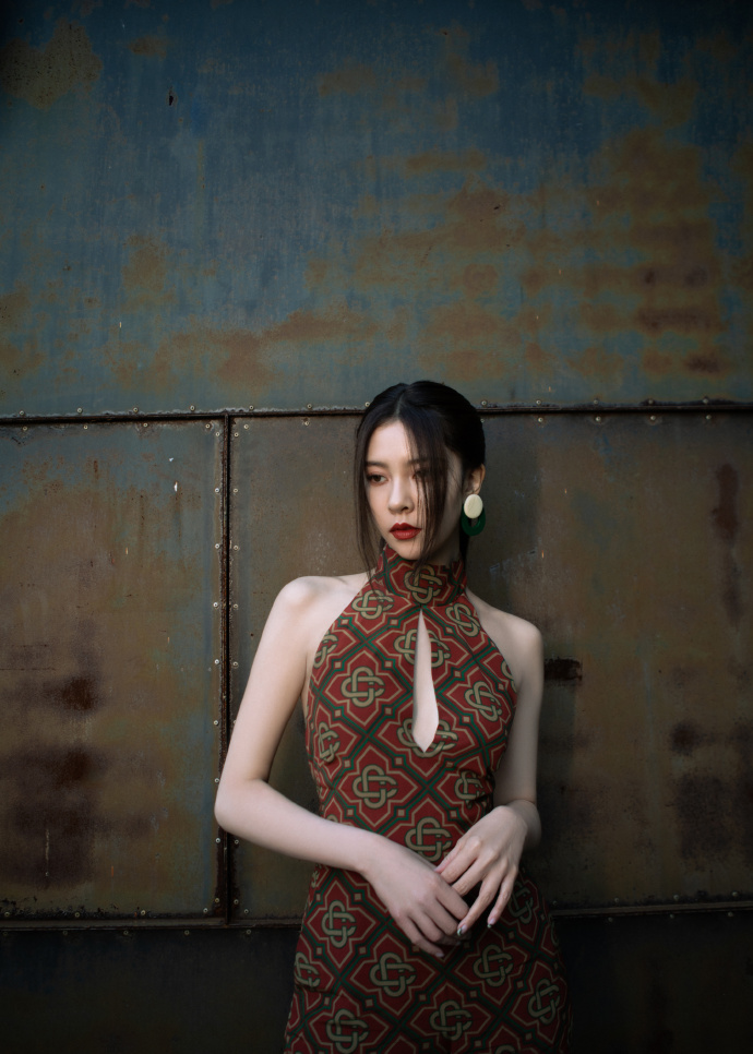 张一山前女友穿露背连体裤 大秀腰线