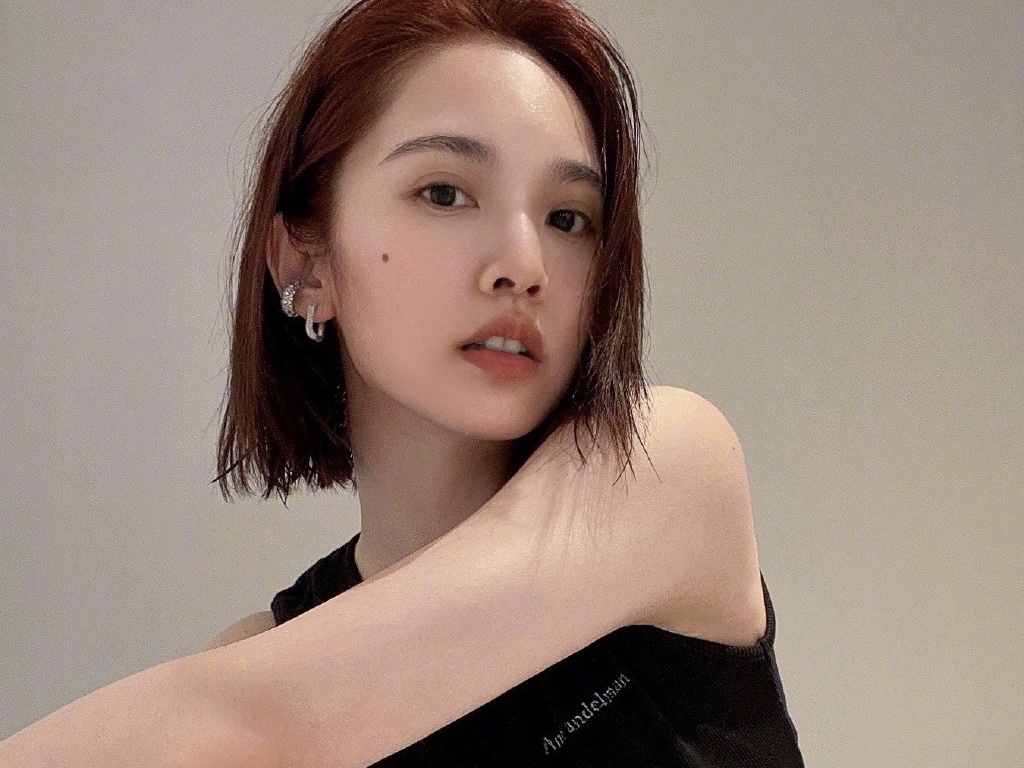 杨丞琳运动后顶湿发自拍 大秀纤腰好身材