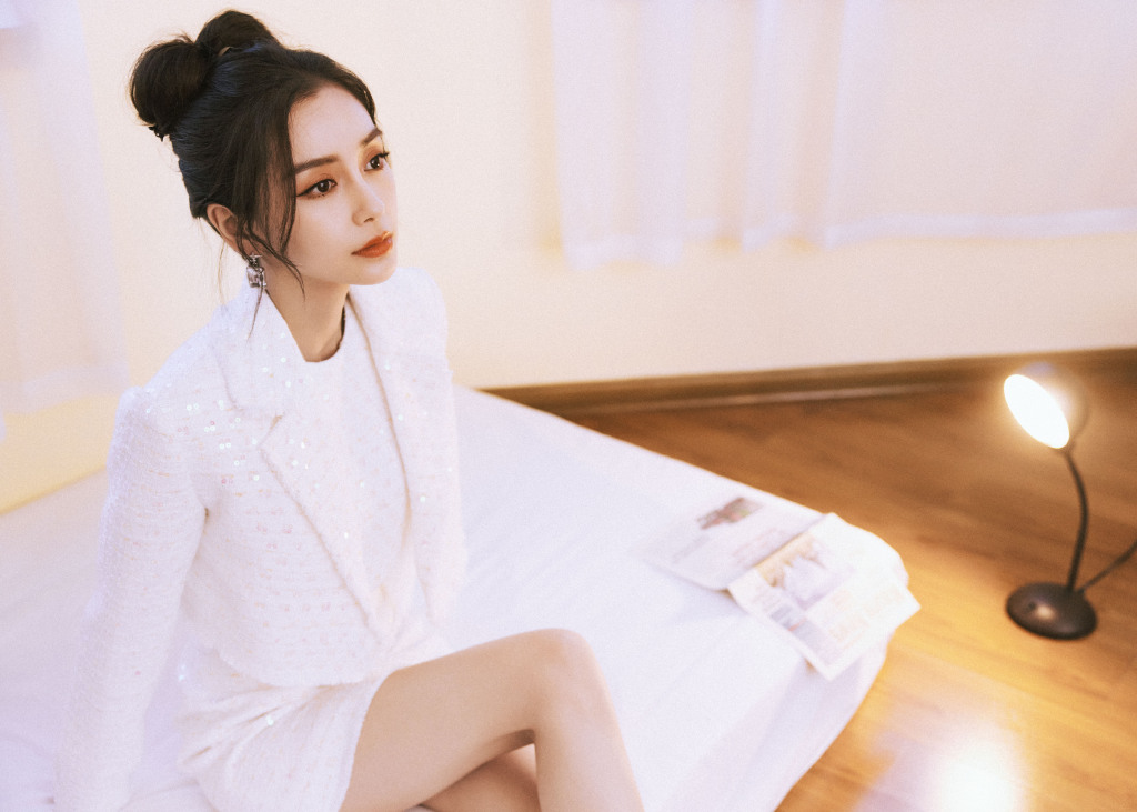 baby穿白色小香风套装大秀细长美腿