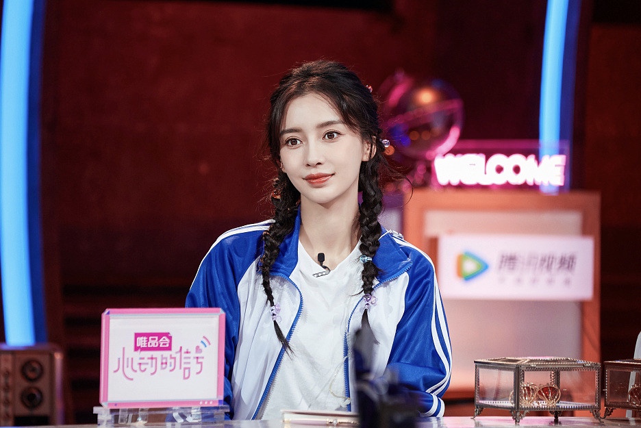 baby解锁校园风look 扎麻花辫变学生妹