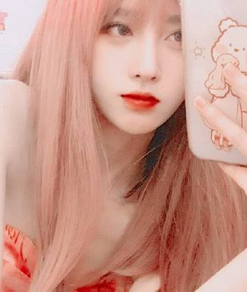 鞠婧祎分享粉发自拍 仙气十足似芭比娃娃