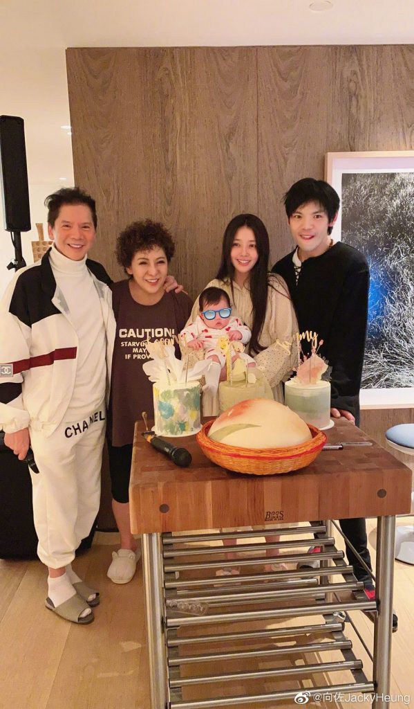 向佐生日与好友聚会 晒郭碧婷抱娃照盼团聚