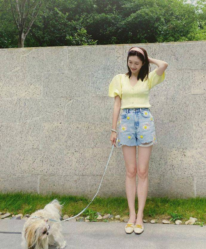 江疏影穿碎花短裤清新甜美 纤细美腿吸睛