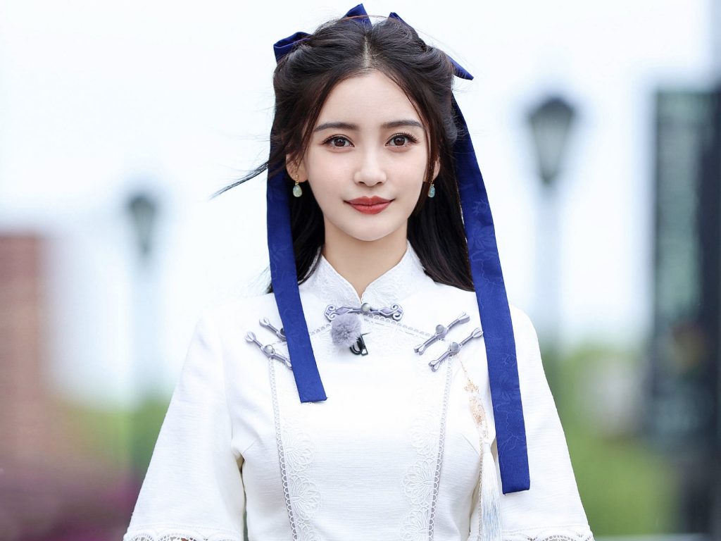 baby变身清纯女学生 绑双马尾少女感满满