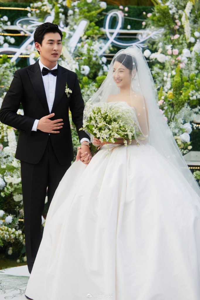 王彦霖晒婚礼现场照 和妻子甜蜜对视爱意浓