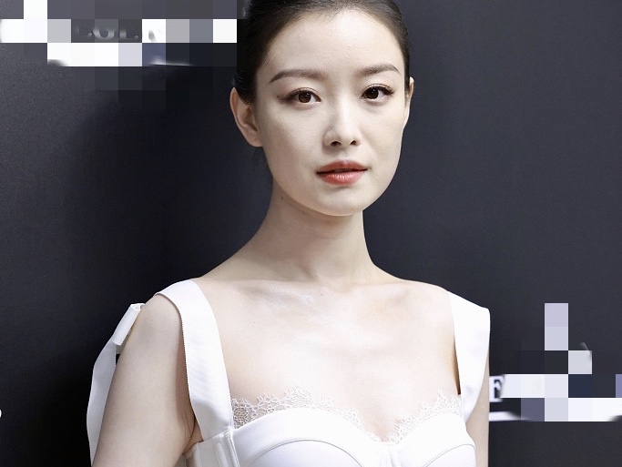 倪妮修身白裙造型诠释性感与纯粹