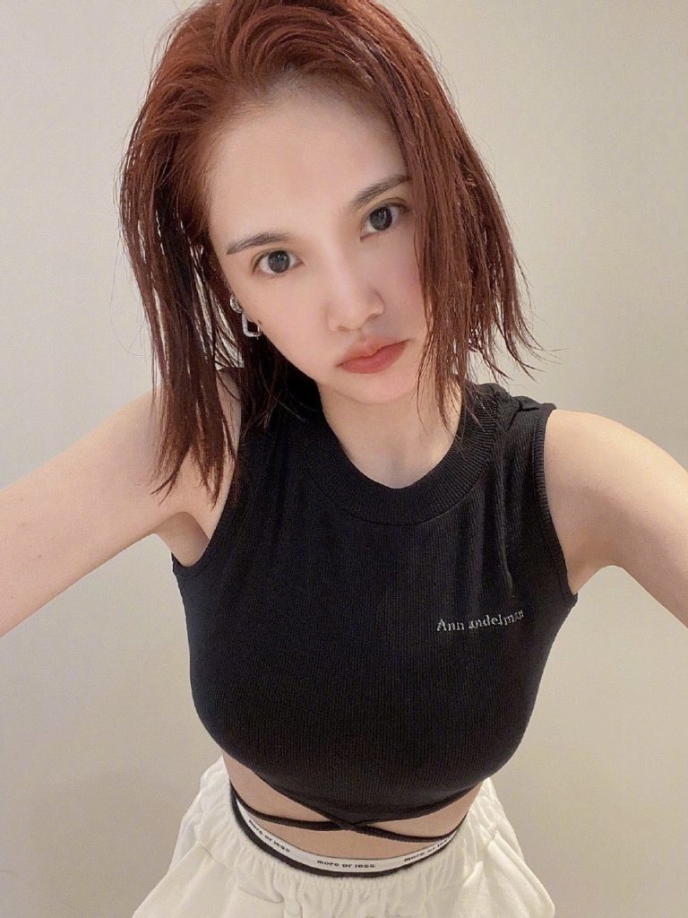 杨丞琳运动后顶湿发自拍 大秀纤腰好身材