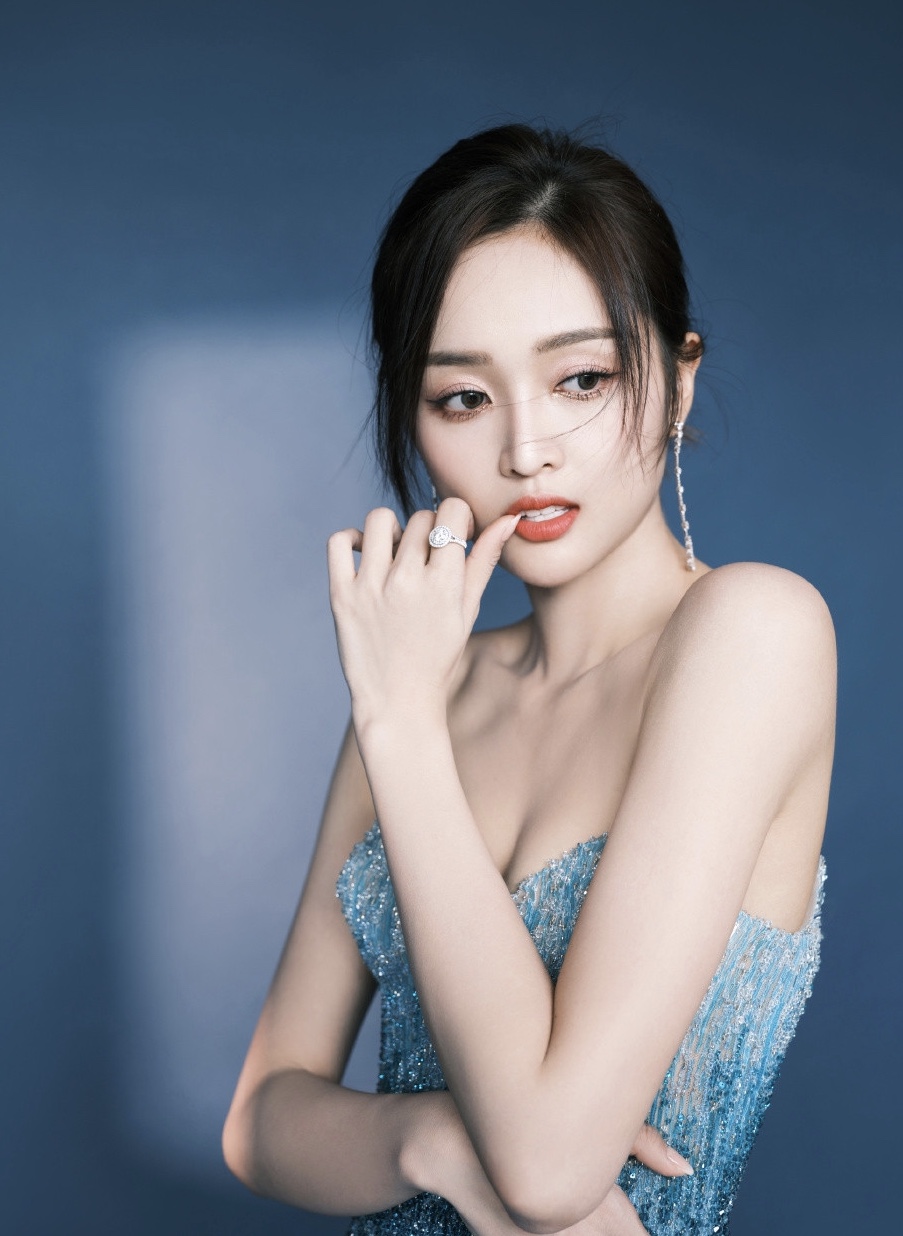 吴宣仪穿抹胸开衩裙美腿修长 事业线吸睛