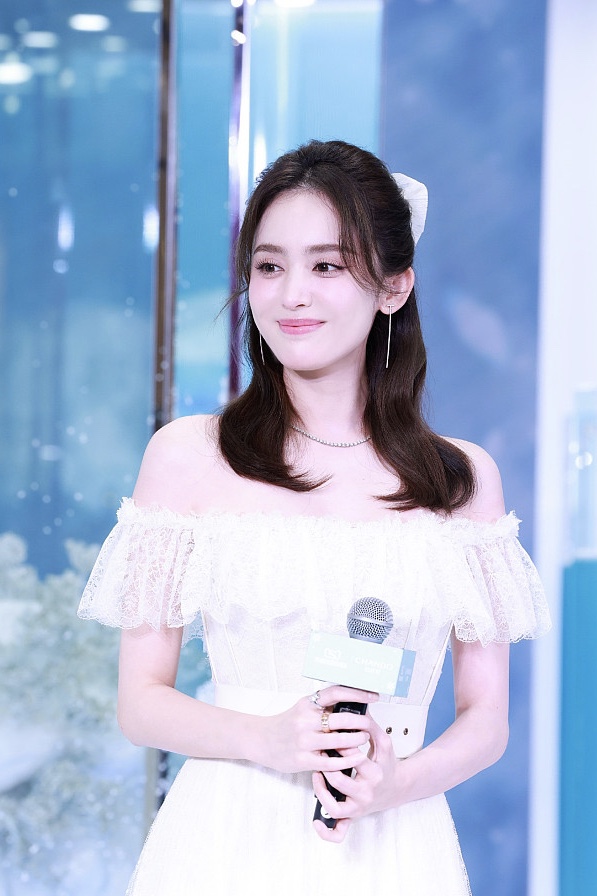 美晕了！娜扎穿白纱裙露香肩 甜笑似仙女