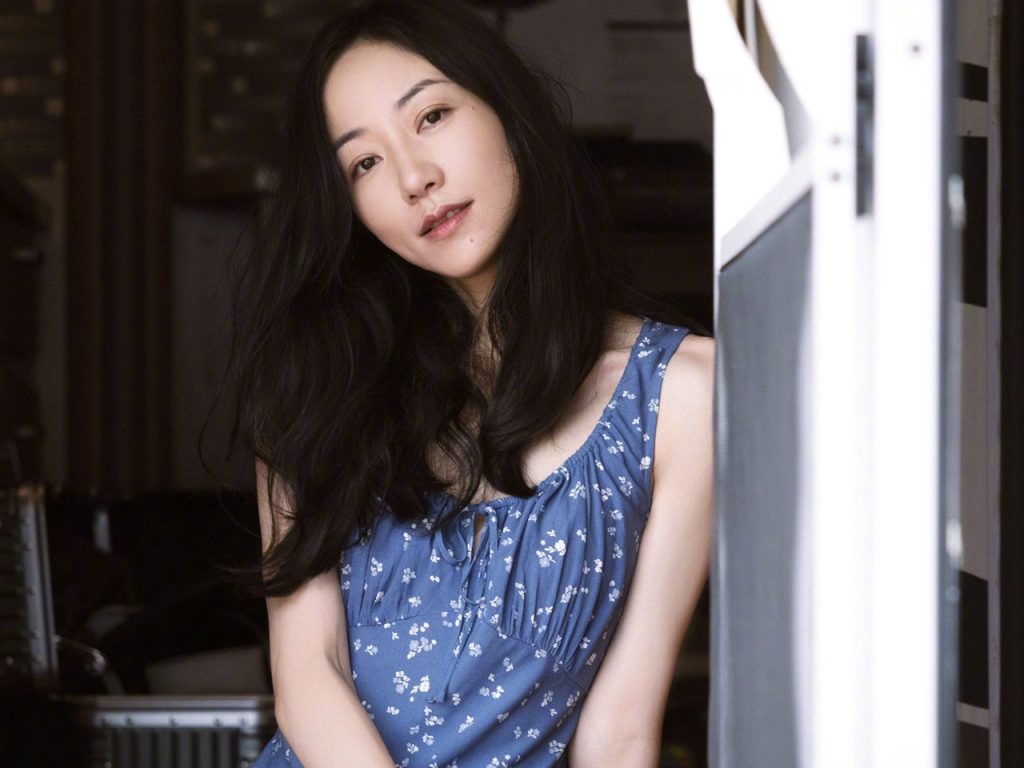 韩雪穿蓝色碎花裙姿态优雅 尽显妩媚