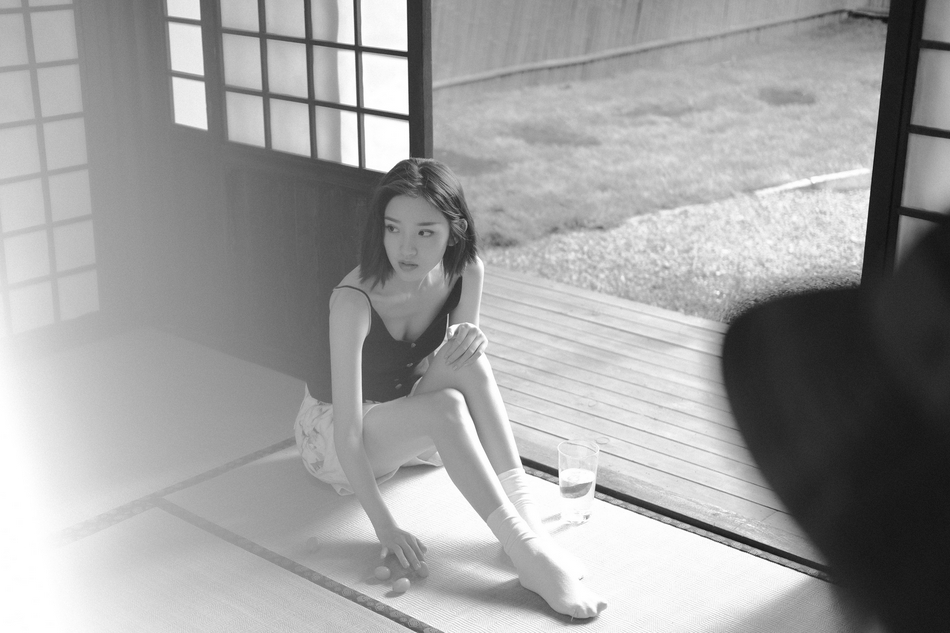 唐艺昕黑白大片曝光 衣着清凉秀美腿