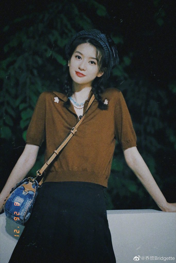 乔欣晒美照 扎麻花辫穿短裙少女感满分