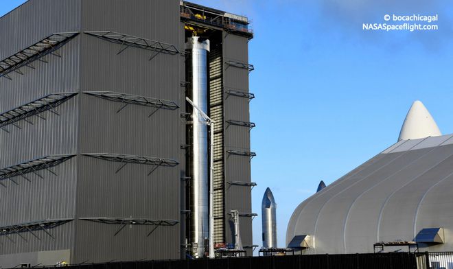 SpaceX再次开始为B4助推器安装猛禽发动机 近期将进行静态点火测试
