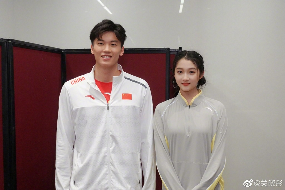 羡慕！关晓彤与张雨霏肖若腾等奥运健儿合影