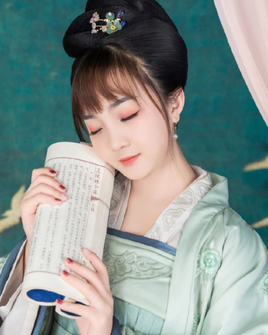 林妙可晒古风写真 撑伞吹笛婉约清丽
