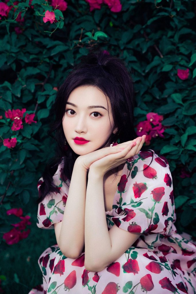景甜穿草莓印花裙甜美清新 站花丛中超撩人