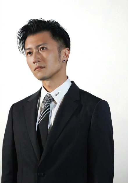 不老男神！40岁谢霆锋穿西装酷帅依旧