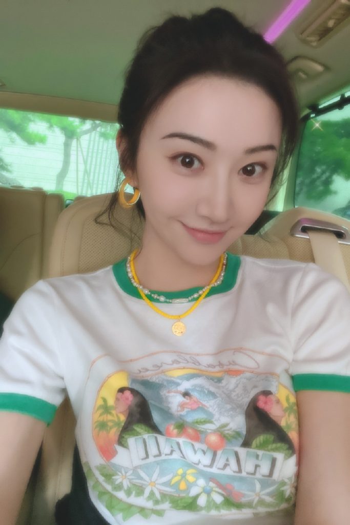 景甜新自拍曝光 对镜比V甜笑清新可爱