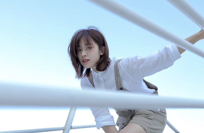 沈月写真曝光 背带裤搭白衬衫少女感十足