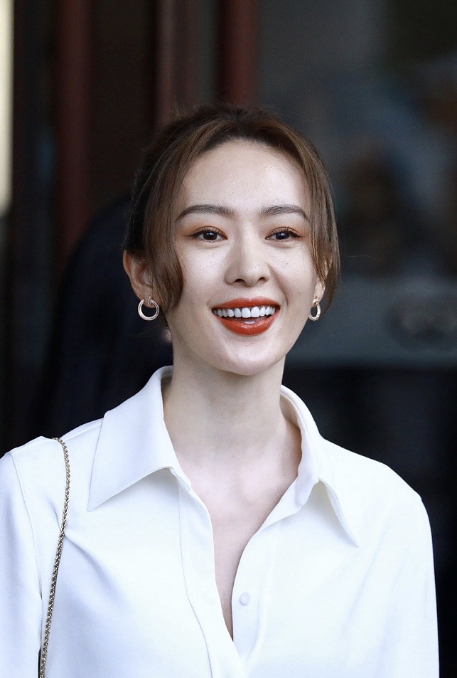 气质女神！童瑶穿白衬衫涂红唇 简单高级