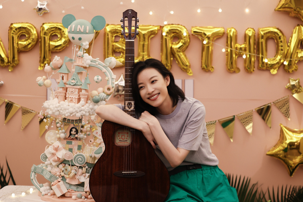 倪妮生日照曝光温馨有爱 抱吉他笑容灿烂