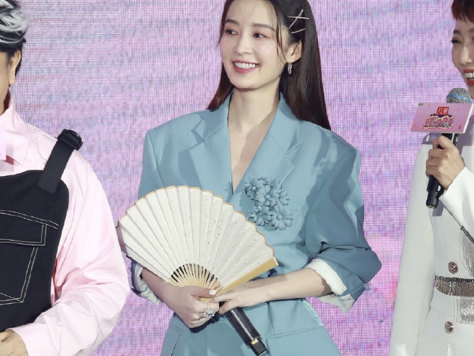 李沁穿蓝色套装秀美腿 妆容粉嫩