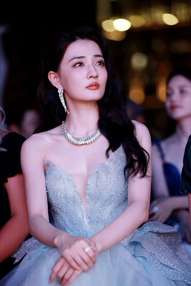 在逃公主！徐璐穿蕾丝长裙秀性感事业线