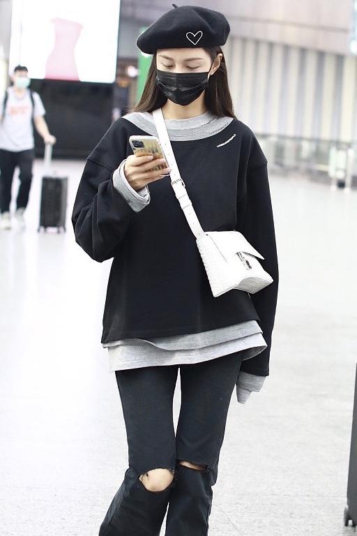 沈梦辰戴桃心贝雷帽甜美软萌 长腿抢镜