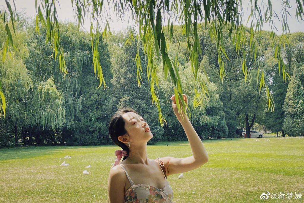 蒋梦婕美照曝光 穿吊带裙戴粉蝴蝶结好温柔