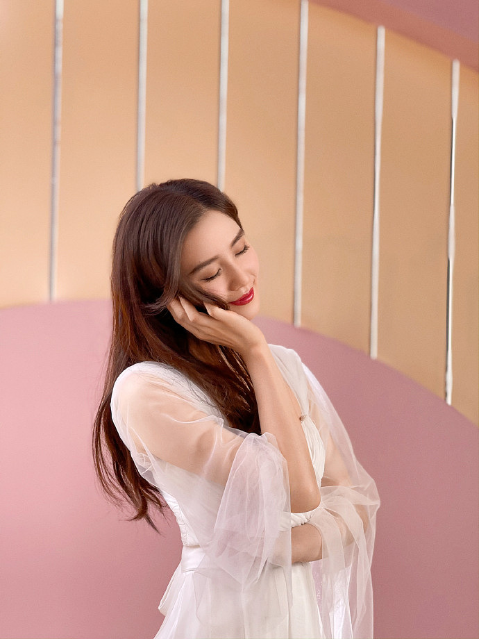 刘诗诗穿抹胸裙撩发大秀天鹅颈