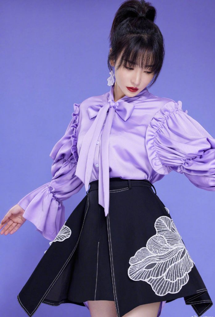 柳岩穿紫色绸缎上衣华丽贵气 红唇吸睛