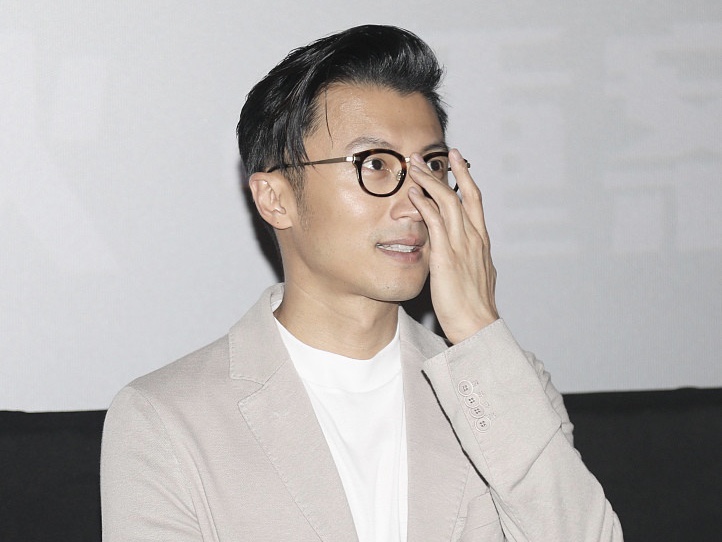 谢霆锋戴边框眼镜笑容满满 谈年纪时超可爱