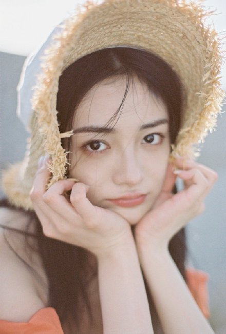 周洁琼晒美照 长发飘逸嘟嘴卖萌