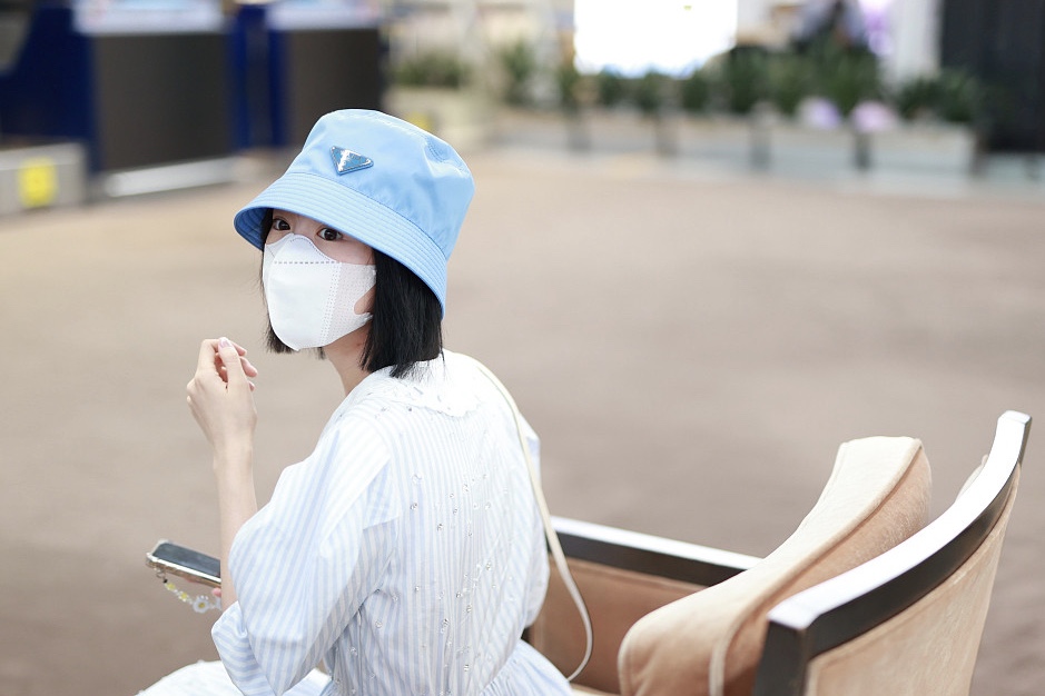 毛晓彤穿娃娃领连衣裙少女感十足