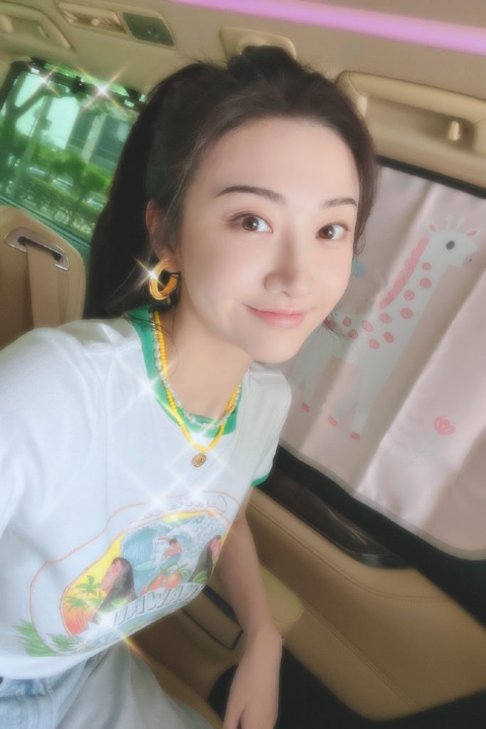 景甜新自拍曝光 对镜比V甜笑清新可爱