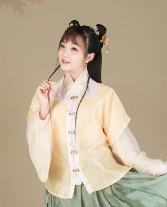 林妙可晒古风写真 撑伞吹笛婉约清丽